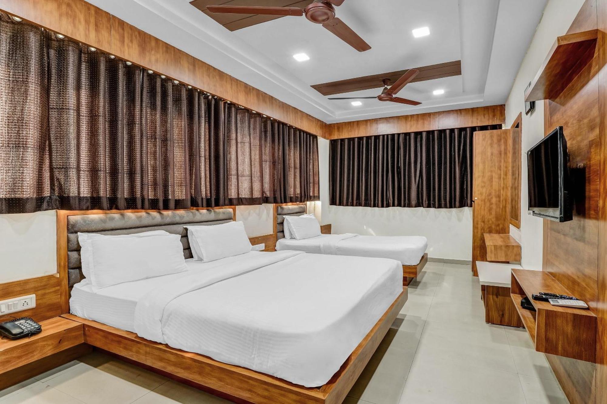 Capital O Maple View Hotel Naroda Exterior photo