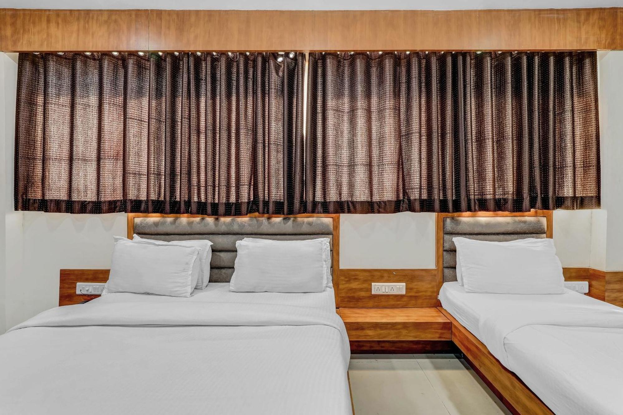 Capital O Maple View Hotel Naroda Exterior photo