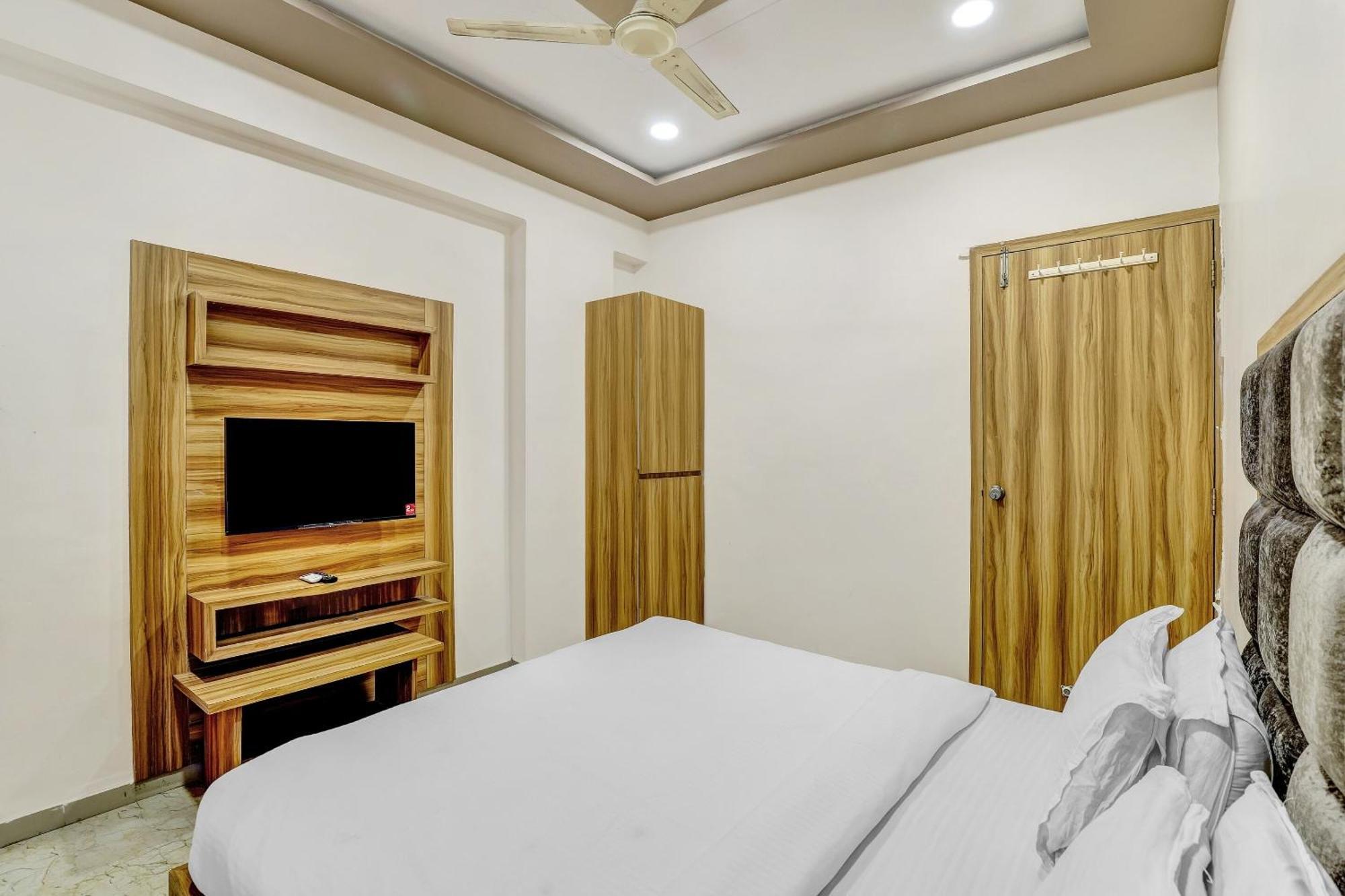 Capital O Maple View Hotel Naroda Exterior photo