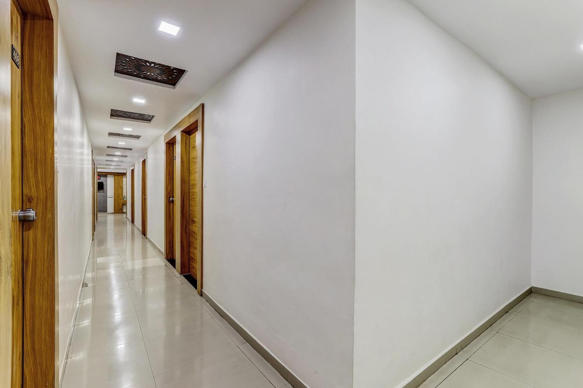 Capital O Maple View Hotel Naroda Exterior photo