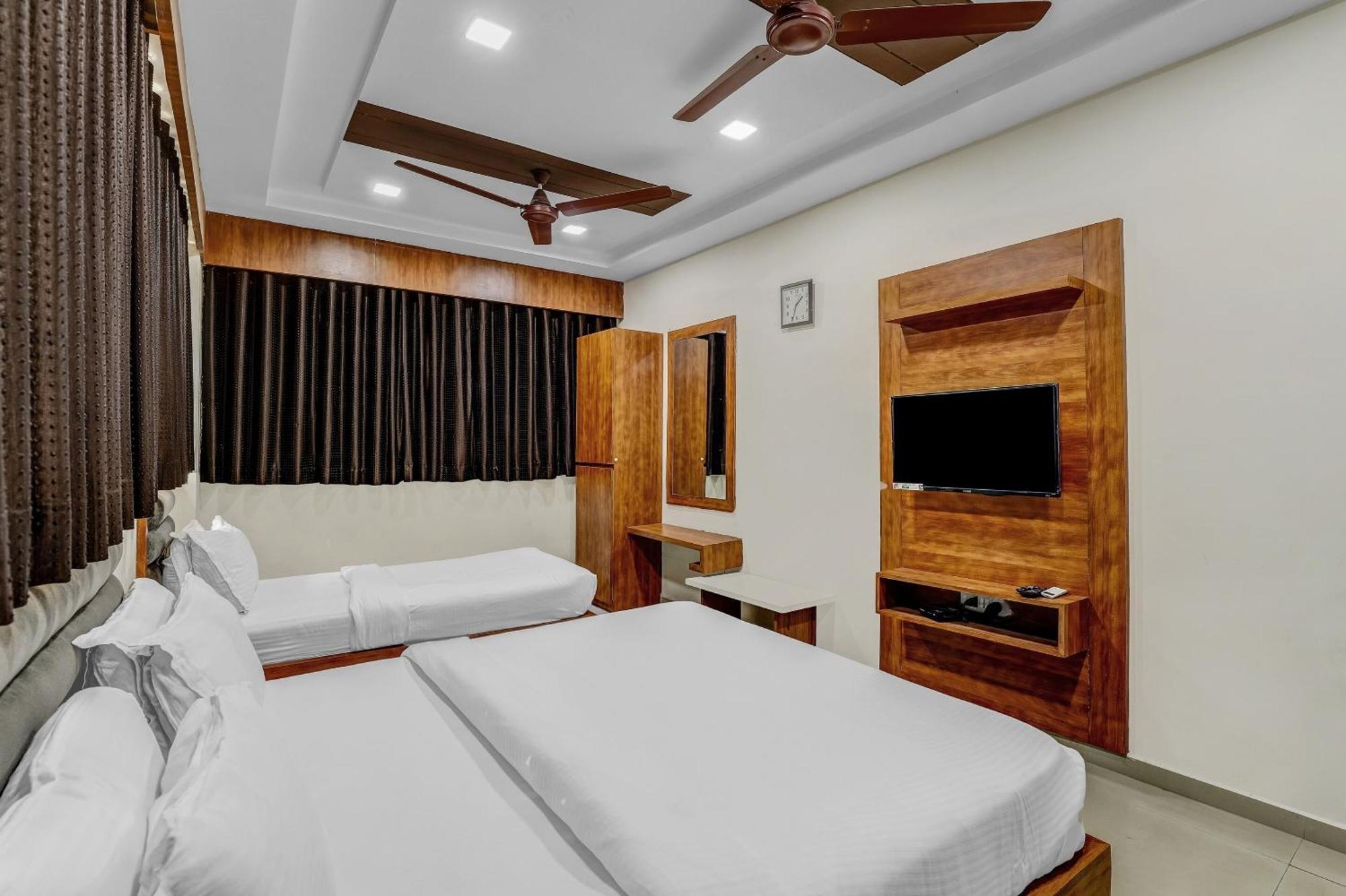 Capital O Maple View Hotel Naroda Exterior photo