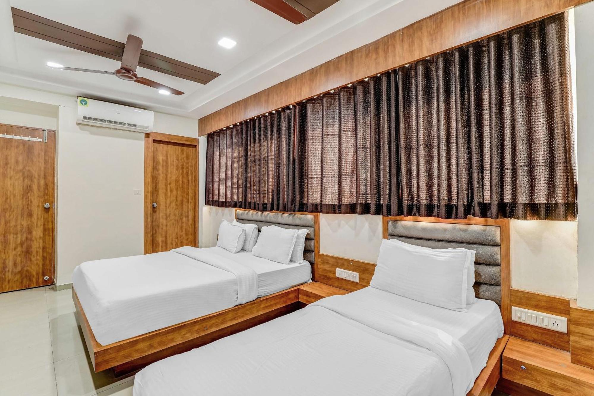 Capital O Maple View Hotel Naroda Exterior photo