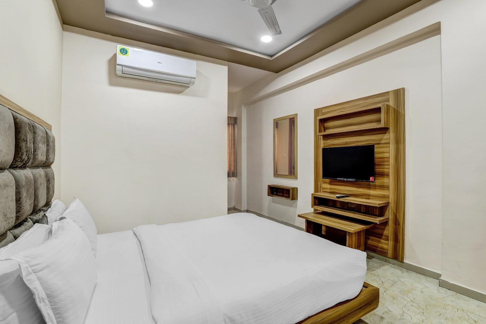 Capital O Maple View Hotel Naroda Exterior photo