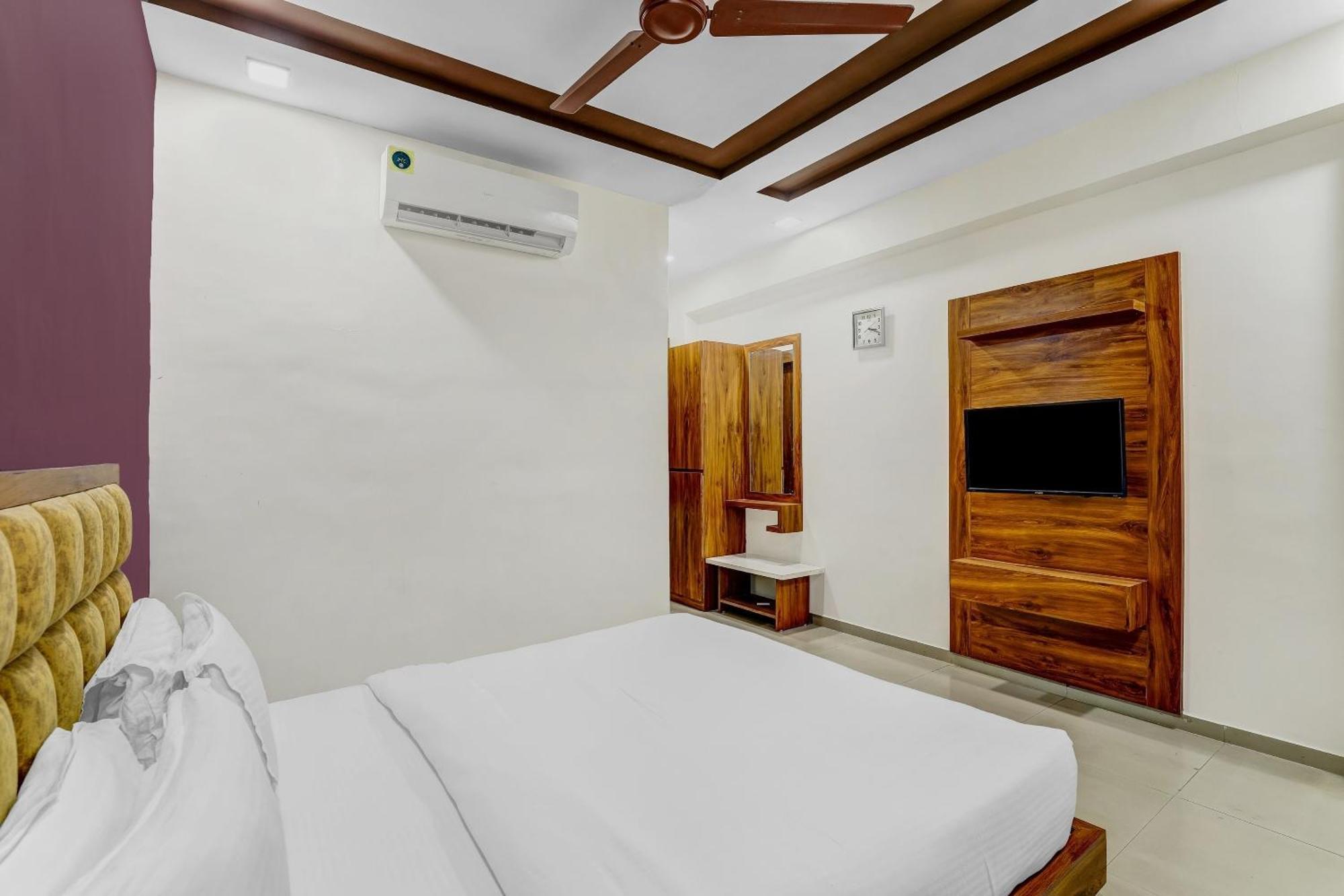 Capital O Maple View Hotel Naroda Exterior photo