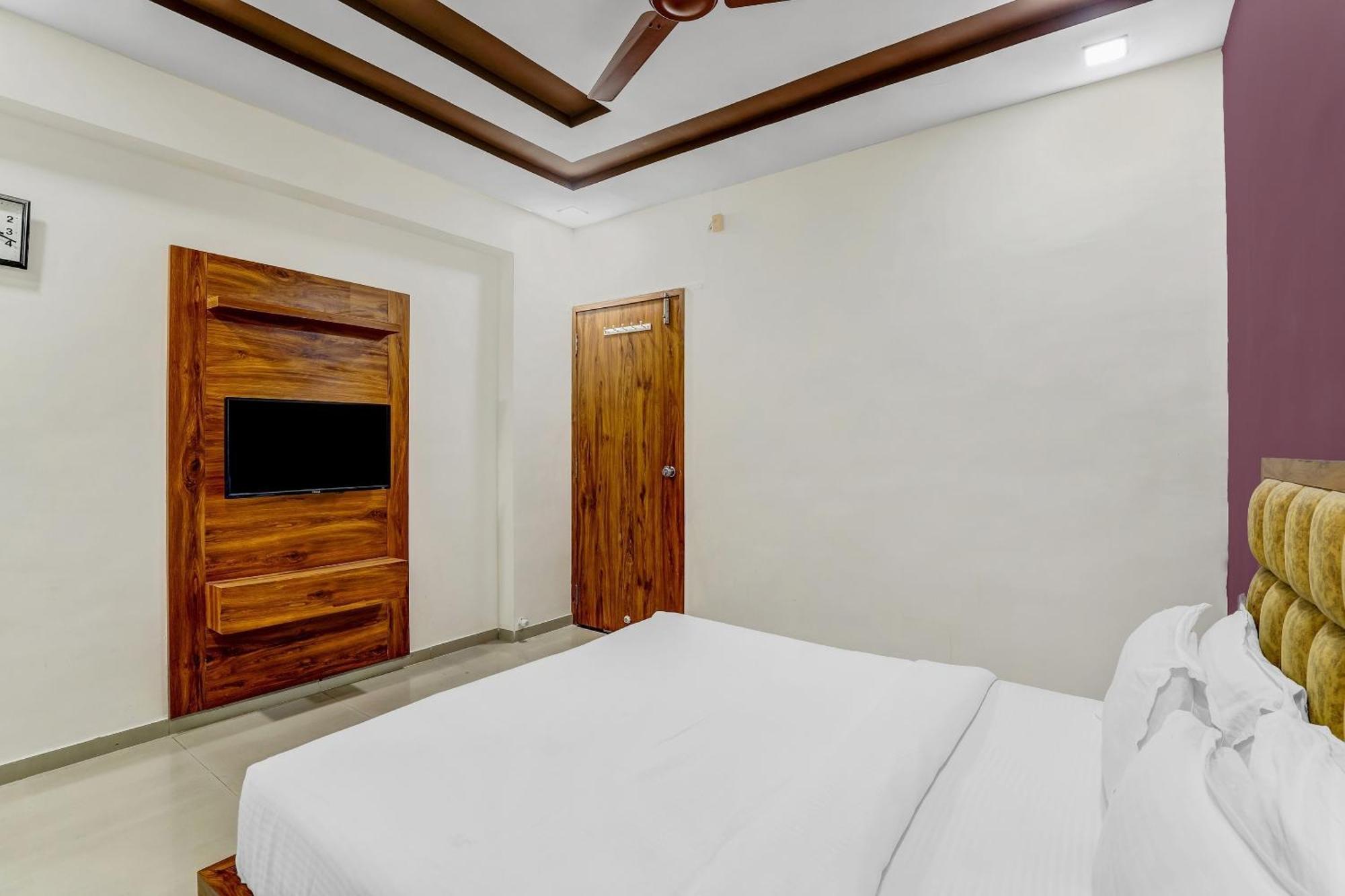 Capital O Maple View Hotel Naroda Exterior photo