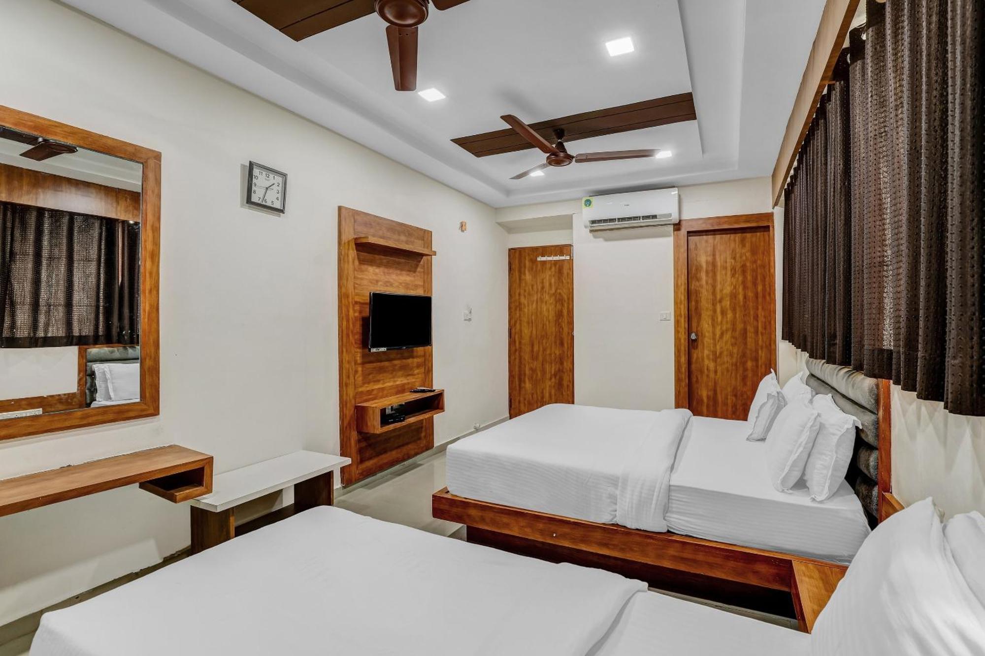 Capital O Maple View Hotel Naroda Exterior photo