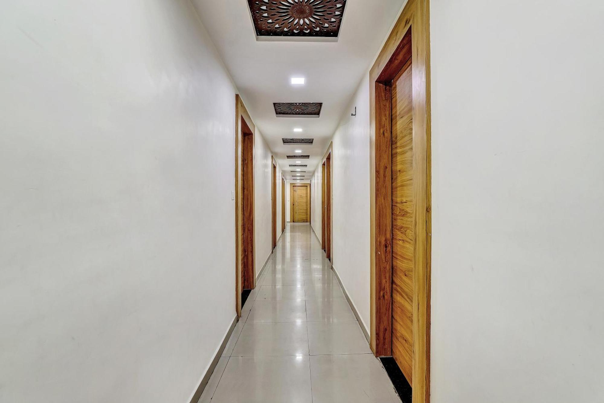 Capital O Maple View Hotel Naroda Exterior photo